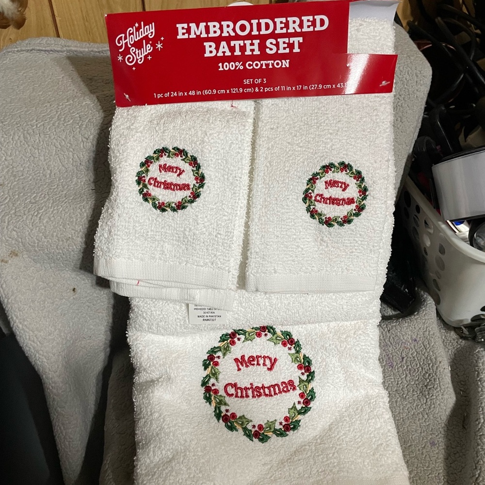 White Embroidered Bath Set